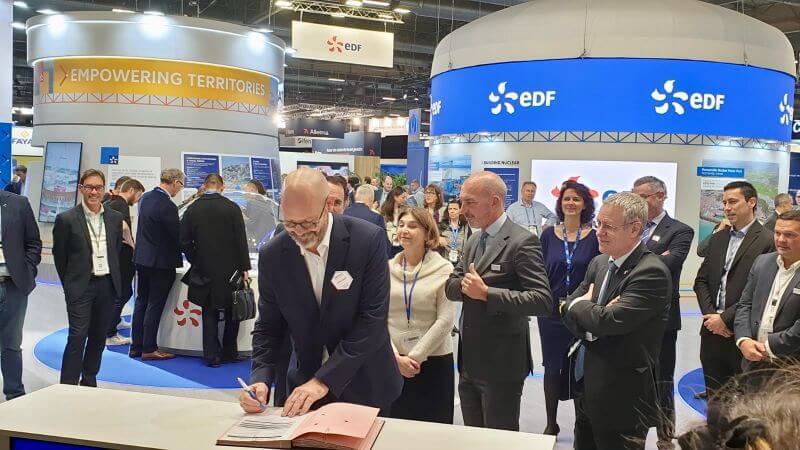 Signature du premier contrat EDF EPR2 par AlliA lors du salon WNE, en présence de représentants du secteur nucléaire ET DE Vincent POULARD, Président d'ALLIA.