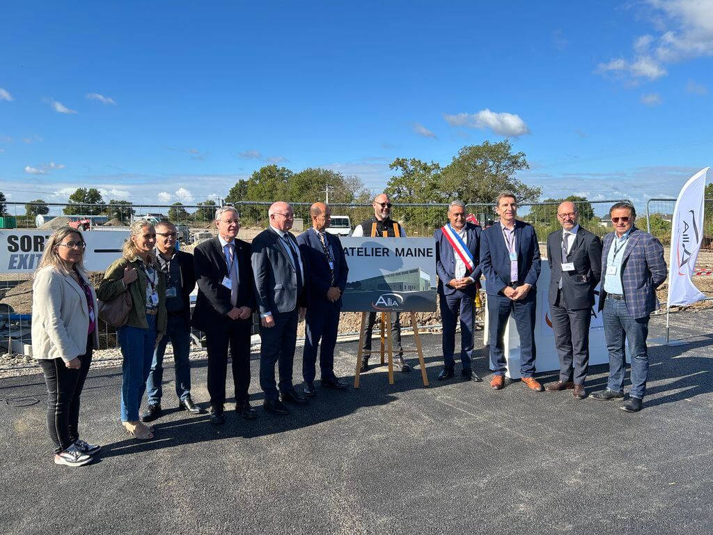 Clients, institutionnels, Président d'ALIA, Président de PROCESS SYSTEMS et Président Directeur Général du Groupe IWF réunis devant le futur Atelier Maine dédié à l’inox à Verrières-en-Anjou.